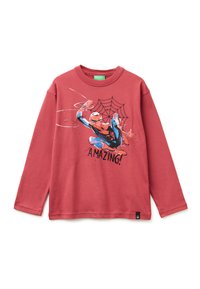 Dlouhý rukáv, červené bavlněné tričko s potiskem Spider-Mana a textem "A.M.A.Z.I.N.G!" na pozadí designu pavučiny.