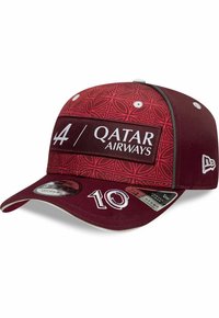 Bordeauxfarbene Kappe mit einem gemusterten Oberteil, mit einem schwarzen Band beschriftet "Qatar Airways" und weißen Akzenten. Auf der Vorderseite ist die nummerierte Stickerei "10".