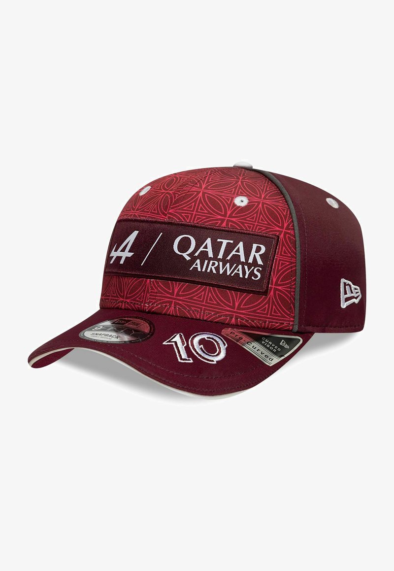 Bordeauxfarbene Kappe mit einem gemusterten Oberteil, mit einem schwarzen Band beschriftet "Qatar Airways" und weißen Akzenten. Auf der Vorderseite ist die nummerierte Stickerei "10".