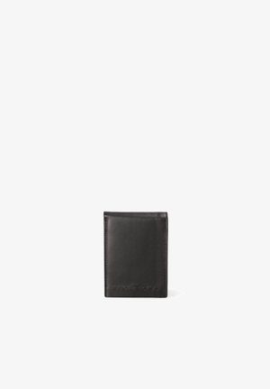 Portafoglio in pelle nera con un design minimalista, caratterizzato da un branding in rilievo sulla parte anteriore, texture liscia e forma piegata.