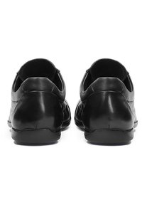 Pantofi negri din piele cu un finisaj neted, design jos, și talpă din cauciuc; au o formă rotundă și un detaliu de cusătură subtil.