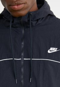Nike Sportswear CLUB ATHLETE JACKET - Καλοκαιρινό μπουφάν - black/white