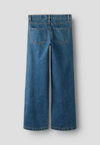 Sinised teksakulood, millel on lai säär, kaks tagataskut, õmblustega detailid ja lõpetamata ääred.