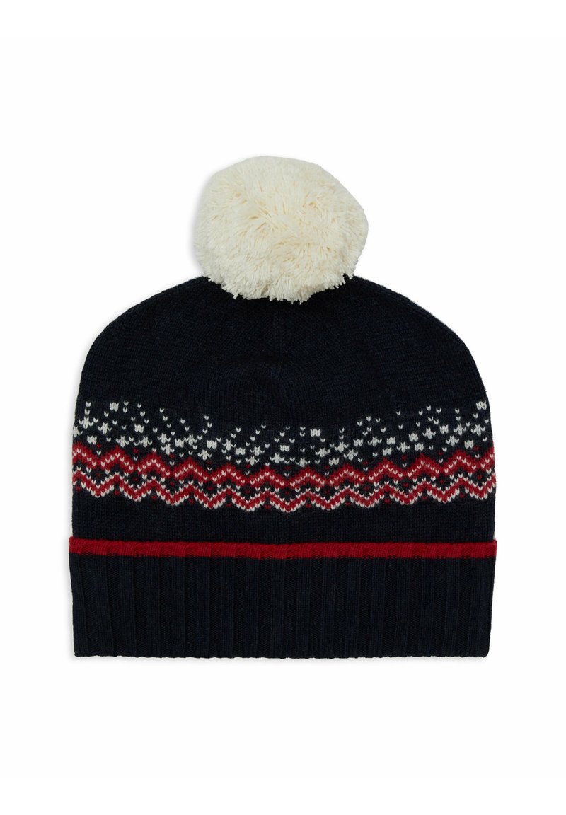 Beanie in maglia blu navy con pompon in pelliccia sintetica bianca, caratterizzato da un motivo geometrico rosso e una fascia a costine rossa e blu navy alla base.