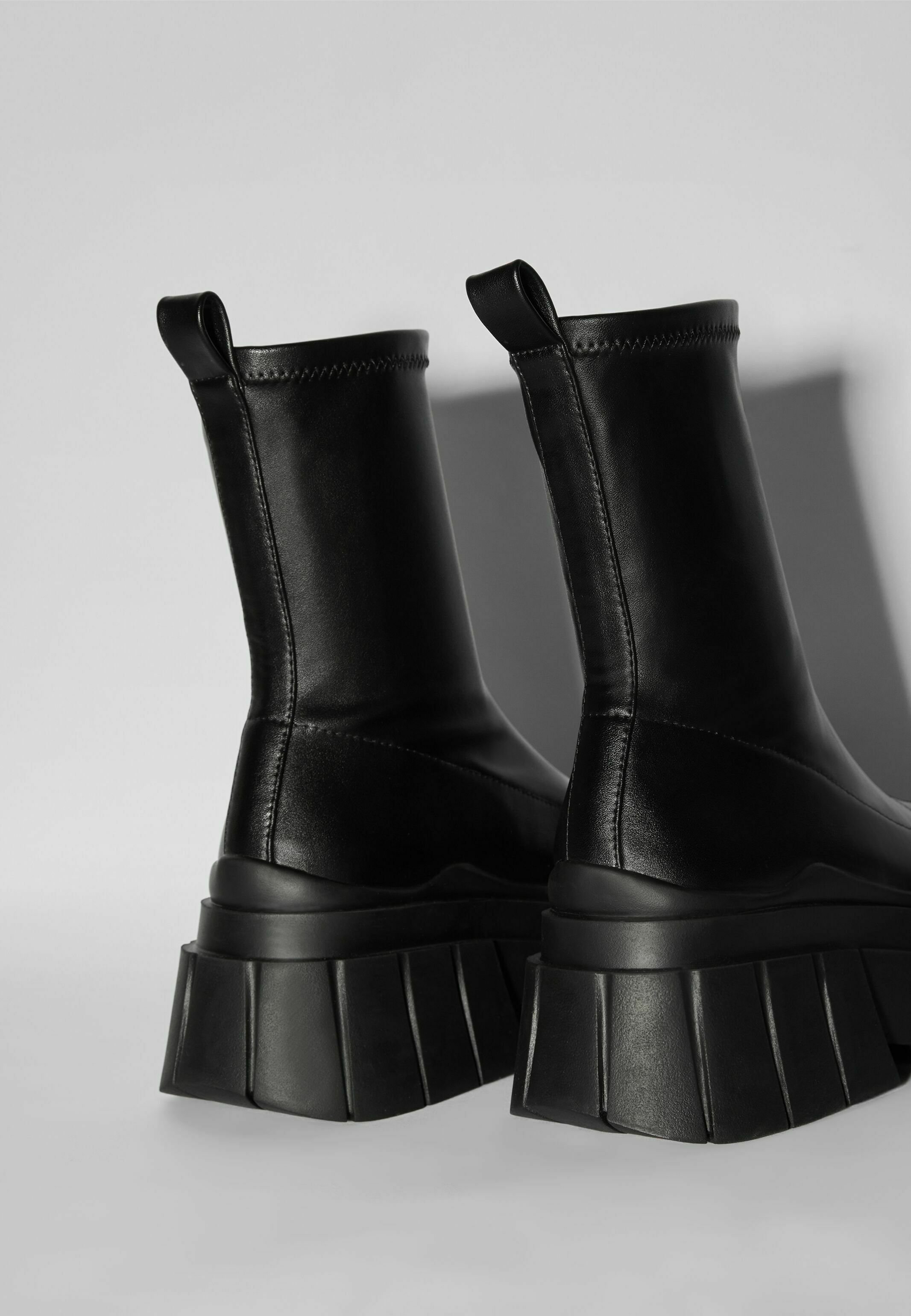 Bershka Enkellaarsjes met plateauzool - black/zwart - Zalando.nl