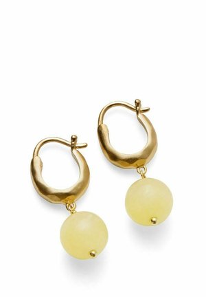 Złote kolczyki-koła o nieregularnych kształtach, z matową żółtą kulistą zawieszką zawieszoną poniżej.