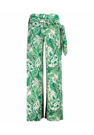 Pantalon large avec un motif floral vert et blanc et une ceinture en tissu assortie nouée à la taille.