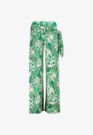 Wijde broek met een groen-wit bloemenpatroon en een bijpassende stoffen riem gestrikt in de taille.