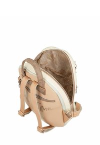 Pfirsichfarbener und cremefarbener Rucksack aus Kunstleder mit verstellbaren Trägern, einem oberen Griff, Reißverschluss und gemustertem Innenfutter.