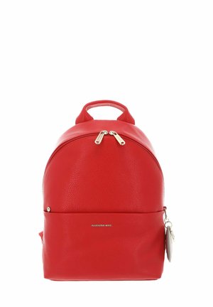 Sac à dos en cuir rouge à texture granuleuse, forme arrondie, fermetures éclair doubles et poignée supérieure. Comprend une poche latérale et un accent logo.