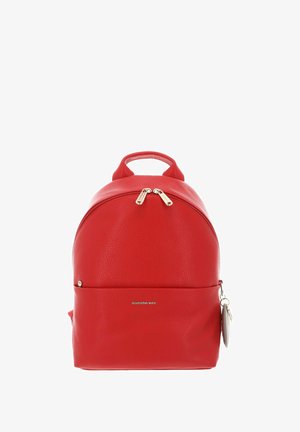 Sac à dos en cuir rouge à texture granuleuse, forme arrondie, fermetures éclair doubles et poignée supérieure. Comprend une poche latérale et un accent logo.