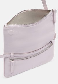 Helle lavendelfarbene Leder-Schultertasche mit Reißverschluss, glatter Textur und einer vorderen Reißverschlusstasche, mit minimaler Naht und einfacher Hardware.