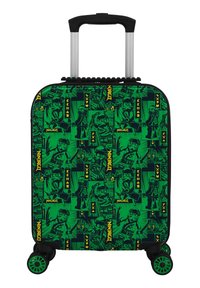 Hård resväska med ett grönt och svart ninamönster, utrustad med ett dubbelrörigt teleskophandtag och fyra multidirektionella hjul.