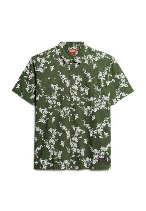 Kortærmet grøn skjorte med et hvidt blomstermotiv, to brystlommer og brune knapper, lavet af et letvægtsstof.