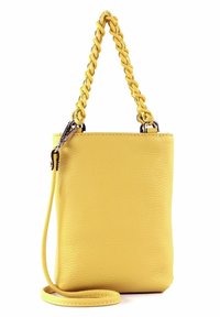 Sac à main en cuir jaune avec une finition texturée, doté d'une anse en chaîne tressée et d'une bandoulière amovible pour des options de port polyvalentes.