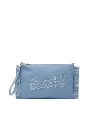 Pochette in tessuto azzurro chiaro con bordi sfrangiati e cinturino da polso, con la scritta testurizzata "Sun68" sul davanti e chiusura superiore con cerniera.