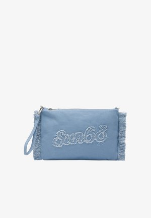 Pochette in tessuto azzurro chiaro con bordi sfrangiati e cinturino da polso, con la scritta testurizzata "Sun68" sul davanti e chiusura superiore con cerniera.