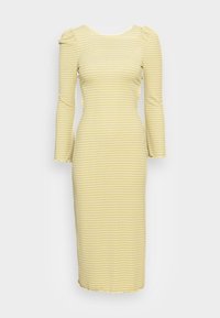 Keltainen raidallinen midi-mekko, jossa on pitkät hihat, pyöreä pääntie ja rypytetty olkapää yksityiskohta; siinä on muotoiltu siluetti ja aallotettu helma.