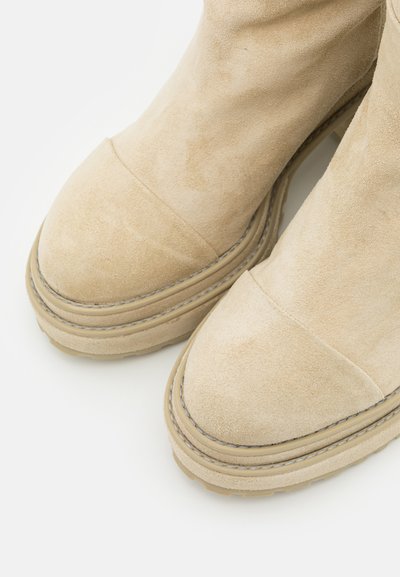 Cult Gaia HANA BOOT - Škornji z visoko peto - mushroom