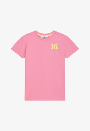 Rosa T-Shirt mit kurzen Ärmeln und gelbem „Hi“-Schriftzug. Hergestellt aus weichem Material mit klassischem Rundhalsausschnitt und normaler Passform.