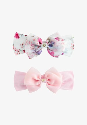 Zwei Baby-Stirnbänder mit großen Schleifen; eines aus pinkem Stoff, das andere mit Blumenmuster, beide mit kleinen goldenen herzförmigen Knöpfen versehen.