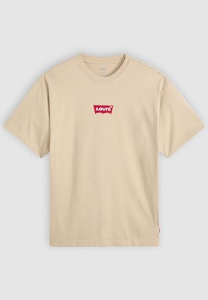 Béžové bavlněné tričko s kulatým výstřihem a krátkým rukávem. Má červené logo Levi's na prsou. Jednoduchý, klasický střih.