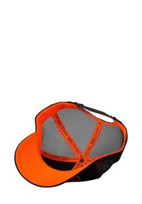 Casquette de baseball noire avec une visière orange vif, un dos en mesh et un intérieur orange contrastant. Comprend des détails de logo et de sangle ajustable.