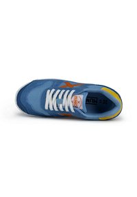 Zapatilla deportiva azul con una parte superior de malla y ante, cordones blancos, detalles en naranja y una pestaña en amarillo en el talón con una suela de goma texturizada.