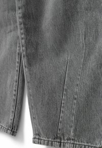 Tessuto denim grigio con una trama testurizzata. Presenta dettagli di cucitura e una leggera spacco laterale per il movimento. Finitura liscia, peso medio.