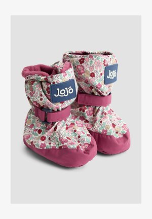 Ziemas zābaciņi ar rozā ziedu rakstu un violetiem akcentiem; aprīkoti ar Velcro siksniņu un mīkstu, oderētu iekšpusi siltumam.