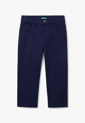 Tmavě modré bavlněné kalhoty s rovnými nohavicemi, předními kapsami, poutky na opasek a kovovým zapínáním na knoflík v pase.