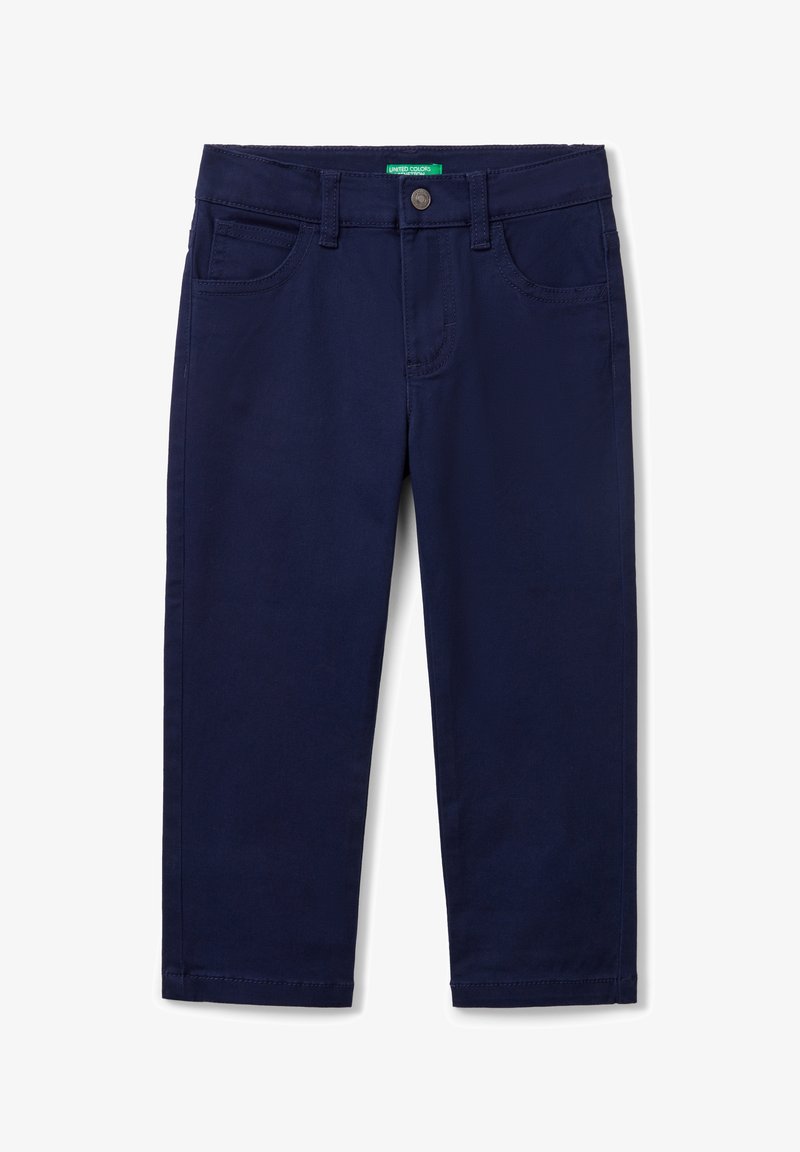 Donkerblauwe katoenen broek met een rechte pijp, voorzakken, riemlussen en een metalen knoopsluiting bij de tailleband.