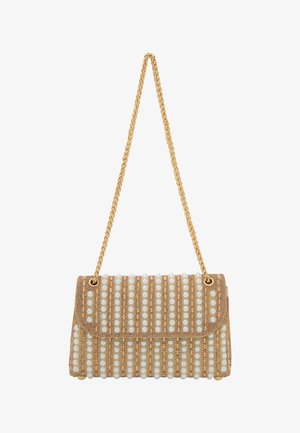 Sac à main beige avec une anse en chaîne dorée, présentant une surface texturée ornée de perles blanches rondes disposées en lignes verticales.