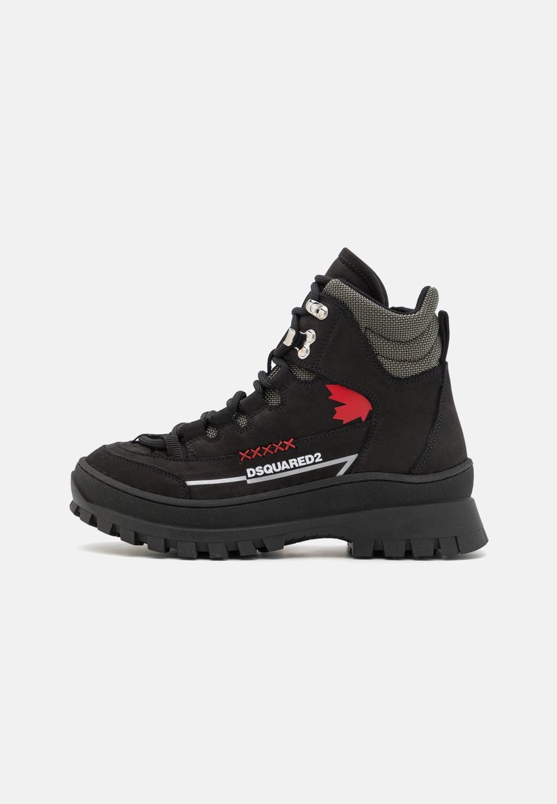 Botte de randonnée noire montante avec semelle épaisse, détails rouges et blancs, col de cheville à motifs et marquage DSQUARED2 sur le côté.