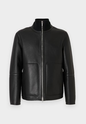 Fekete bőrdzseki magas gallérral, elülső cipzáras záródással, két elülső zsebbel és minimális varrási részletekkel. Sima textúra és strukturált forma.