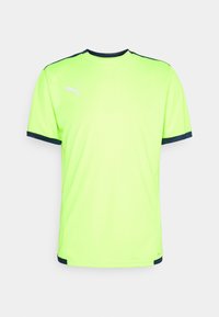 Camiseta deportiva de neón verde con cuello redondo, detalles en azul marino en los puños y hombros, y un pequeño logo blanco en el pecho.