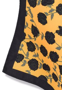 Żółty jedwabny szalik z czarnym wzorem róży i zielonymi liśćmi, otoczony gładkim czarnym brzegiem i starannie wyszywanymi detalami.