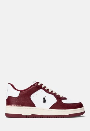 Niskie sneakersy z bordowymi skórzanymi nałożeniami, białymi panelami, kremowymi sznurowadłami i czarnym logo gracza polo z boku.