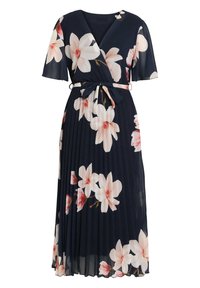 Robe midi bleu marine à manches courtes, imprimé floral rose et blanc, jupe plissée, style portefeuille à col en V, et ceinture nouée à la taille.