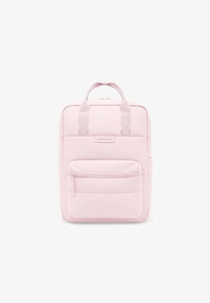 Sac à dos rectangulaire rose clair avec poignées supérieures, poche avant zippée et étiquette "Kapten & Son" centrée au-dessus de la poche.