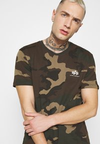 Alpha Industries SMALL LOGO - T-shirt estampada - mottley green