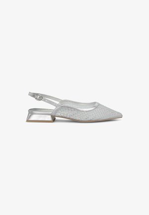 Scarpa slingback argento con tomaia in rete trasparente, punta affusolata e tacco quadrato basso. Decorata con piccoli ritagli circolari e dettagli.
