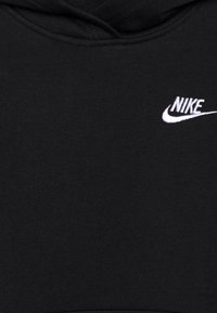 Černá mikina s kapucí vyrobená z měkké látky; na horním levém rohu má bílé vyšívané logo Nike. Jednoduchý design s klasickým střihem.
