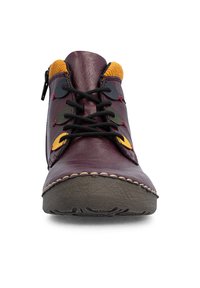 Vue de face d'une bottine en cuir bordeaux avec des lacets noirs, un détail tricoté jaune sur le col et une semelle foncée texturée.