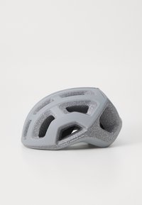Grauer Fahrradhelm mit strukturiertem Oberflächenfinish, ausgestattet mit ausgeschnittenen Belüftungsöffnungen und einem schlanken, aerodynamischen Design.