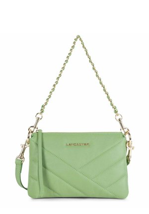 Borsa a tracolla in pelle verde con motivo trapuntato, hardware dorato e tracolla a catena. Presenta il logo sul fronte e una chiusura a zip.
