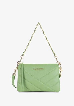 Borsa a tracolla in pelle verde con motivo trapuntato, hardware dorato e tracolla a catena. Presenta il logo sul fronte e una chiusura a zip.