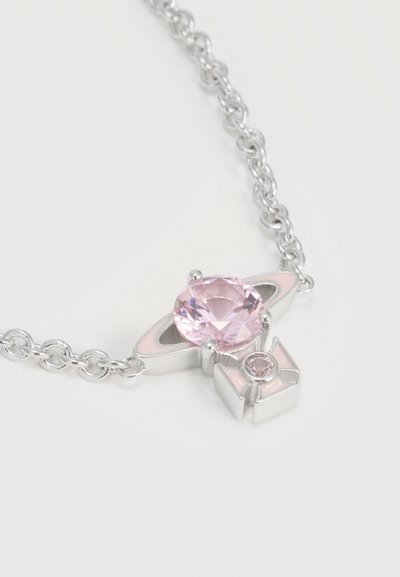 Colier cu lanț argintiu și pandantiv în formă de planetă cu inele, decorat cu o piatră prețioasă ovală roz și o piatră rotundă mică roz.