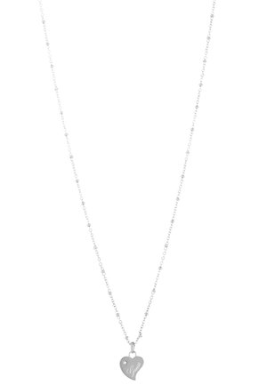 Collier délicat en chaîne argentée avec de petites perles et un pendentif en forme de cœur suspendu gravé du mot "Guess."