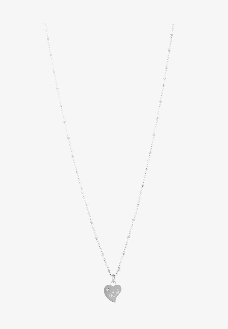 Collier délicat en chaîne argentée avec de petites perles et un pendentif en forme de cœur suspendu gravé du mot "Guess."